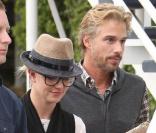 Britney Spears est de sortie avec son boyfriend Jason Trawick, le 2 décembre 2009, jour de 28e anniversaire. Elle en profitera pour faire une séance de shopping dans les rues de L.A.