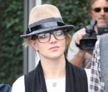 Britney Spears est de sortie avec son boyfriend Jason Trawick, le 2 décembre 2009, jour de 28e anniversaire. Elle en profitera pour faire une séance de shopping dans les rues de L.A.