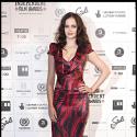 Eva Green se dévoile et pose avec glamour... même quand elle a des ennuis avec sa robe !