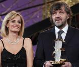 Isabella Ferrari a honoré Emir Kusturica, à l'occasion du 9e Festival International du Film de Marrakech, au Maroc, le 7 décembre 2009.