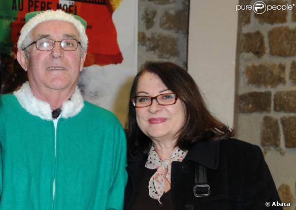 Josiane Balasko pose avec un volontaire lors de la réception pour le lancement de la campagne Les Pères Noël verts organisée par le Secours Populaire au siège de l'association à Paris le 7 décembre 2009  