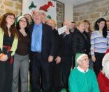 Josiane Balasko, Ariane Ascaride, Marie-Claude Pietragalla et Nicole Croisille posent avec les volontaires lors de la réception pour le lancement de la campagne Les Pères Noël verts organisée par le Secours Populaire au siège de l'association à Par