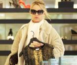 Nicollette Sheridan en pyjamas dans les rues de Los Angeles, le 7 décembre 2009.