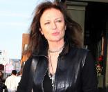 Jacqueline Bisset, magnifique, dans les rues de Los Angeles, le 9 décembre 2009.