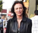 Jacqueline Bisset, magnifique, dans les rues de Los Angeles, le 9 décembre 2009.