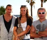 Laure Manaudou entourée de Frédéric Bousquet et  Philippe Lucas, à Monaco le 13 octobre 2009.