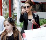 La très belle Kate Beckinsale en séance shopping avec sa fille Lily Sheen, à Los Angeles, le 13 décembre 2009.