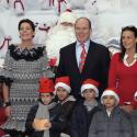 Quand Albert de Monaco et ses deux soeurs se réunissent autour du sapin, c'est Stéphanie... qui joue les Mères Noël !