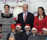 Prince Albert II, Princesse Caroline de Hanovre et Princesse Stéphanie de Monaco lors de la traditionelle cérémonie de l'Arbre de Noël au Palais Grimaldi à Monaco le 16 décembre 2009 