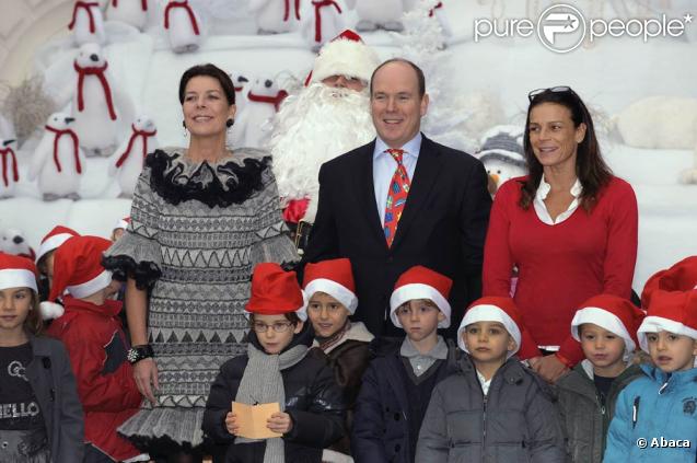 Prince Albert II, Princesse Caroline de Hanovre et Princesse Stéphanie de Monaco lors de la traditionelle cérémonie de l'Arbre de Noël au Palais Grimaldi à Monaco le 16 décembre 2009 