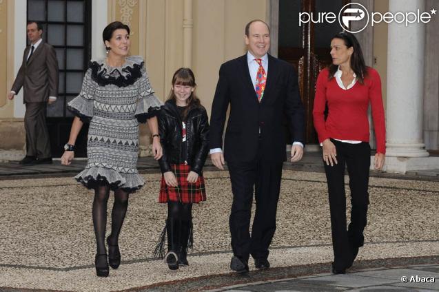 Prince Albert II, Princesse Caroline de Hanovre et Princesse Stéphanie de Monaco lors de la traditionelle cérémonie de l'Arbre de Noël au Palais Grimaldi à Monaco le 16 décembre 2009 
