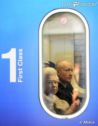 La reine Elizabeth II, en route pour sa maison de campagne à Norfolk, prend le train depuis Londres, le 17 décembre 2009
