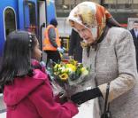 La reine Elizabeth II, en route pour sa maison de campagne à Norfolk, prend le train depuis Londres, le 17 décembre 2009.