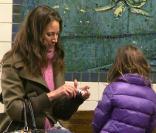 Christy Turlington va chercher sa fille, Grace, à l'école, et rentre en métro, New York, décembre 2009.
