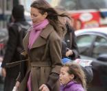 Christy Turlington va chercher sa fille, Grace, à l'école, et rentre en métro, New York, décembre 2009.