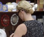 Charlize Theron se cache des photographes qui la suivent durant sa séance shopping dans les rues de Beverly Hills le 18 décembre 2009 à Los Angeles 