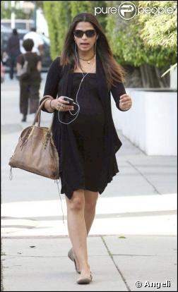 Camila Alves, très enceinte, se rend dans un centre médical de Beverly Hills le 18 décembre 2009
