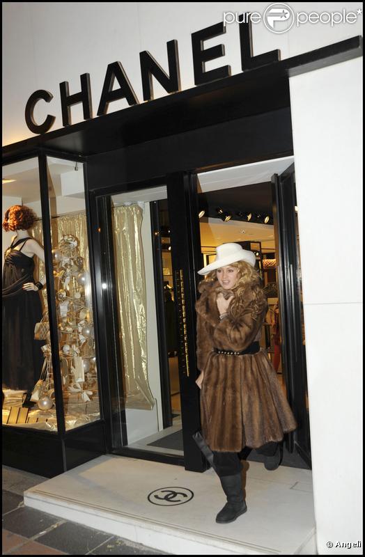 Paulina Rubio à la sortie du magasin Chanel à Madrid le 18 décembre 2009