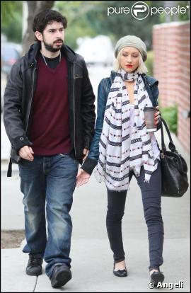 Christina Aguilera et son mari Jordan Bratman ont visité une école pour éventuellement y mettre leur fils Max le 21 décembre 2009 à Los Angeles