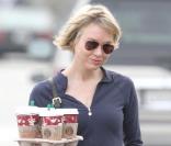 Bradley Cooper et Renée Zellweger s'offrent un cinéma à Hollywood le 21 décembre 2009 : Renée n'oublie pas les Starbucks ! 