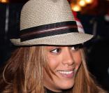 Amel Bent au Noël du Secours Populaire au Cirque d'Hiver le 23/12/09