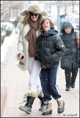 Elle Macpherson rigole avec son fils Arpad Busson lors d'une promenade à Aspen le 23 décembre 2009