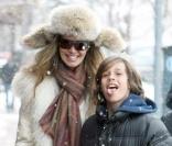 Elle Macpherson rigole avec son fils Arpad Busson lors d'une promenade à Aspen le 23 décembre 2009