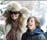 Elle Macpherson rigole avec son fils Arpad Busson lors d'une promenade à Aspen le 23 décembre 2009