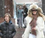 Elle Macpherson rigole avec son fils Arpad Busson lors d'une promenade à Aspen le 23 décembre 2009