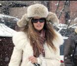 Elle Macpherson se promène dans la station de ski d'Aspen le 23 décembre 2009