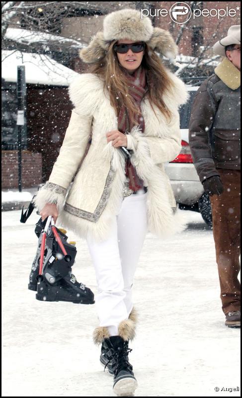 Elle Macpherson se promène dans la station de ski d'Aspen le 23 décembre 2009