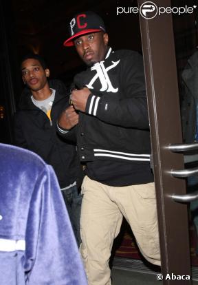 Le rappeur P. Diddy s'offre une petite séance de shopping dans les rues de Los Angeles... tentant de passer incognito ! C'est raté...