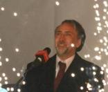 Nicolas Cage allume les illuminations de Noël de la ville de Bath en Angleterre où il possède une propriété, en novembre 2009