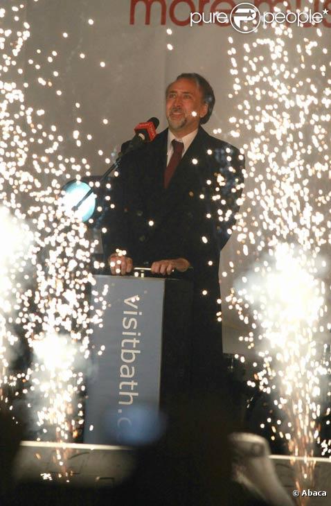 Nicolas Cage allume les illuminations de Noël de la ville de Bath en Angleterre où il possède une propriété, en novembre 2009