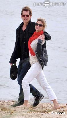 Kevin Bacon et sa femme Kyra Sedgwick sur une plage en Uruguay, le 23 décembre 2009.