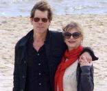 Kevin Bacon et sa femme Kyra Sedgwick sur une plage en Uruguay, le 23 décembre 2009.