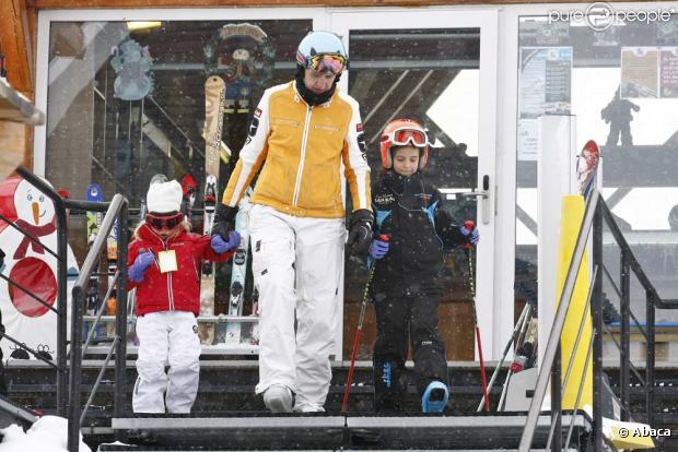 Cristina d'Espagne et toute sa famille aux sports d'hiver, dans les Pyrénées, le 26 décembre 2009.