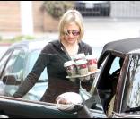 Renée Zellweger s'offre une sacrée dose de café, samedi 26 décembre, avant de rejoindre sa voiture.