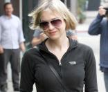 Cadeau à la main (Noël oblige !), Renée Zellweger rejoint une amie à la table d'un restaurant de Los Angeles, samedi 26 décembre.