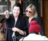 Cadeau à la main (Noël oblige !), Renée Zellweger rejoint une amie à la table d'un restaurant de Los Angeles, samedi 26 décembre.
