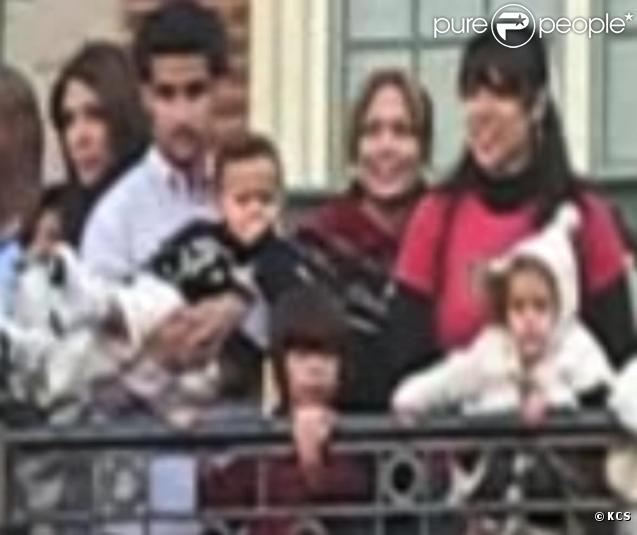 Jennifer lopez avec ses enfants à Disneyland le 25 décembre 2009