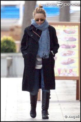 Kylie Minogue et la soeur d'Andres Velencoso, sur la Costa Brava, le 28 décembre 2009