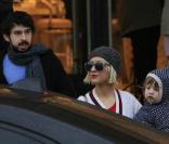 Christina Aguilera, son mari Jordan Bratman et leur fils Max Liron font du shopping chez Barney's New York à Beverky Hills le 30 décembre 2009