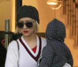 Christina Aguilera, son mari Jordan Bratman et leur fils Max Liron font du shopping chez Barney's New York à Beverky Hills le 30 décembre 2009