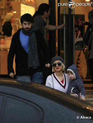 Christina Aguilera, son mari Jordan Bratman et leur fils Max Liron font du shopping chez Barney's New York à Beverky Hills le 30 décembre 2009