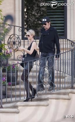 Johnny et Laeticia Hallyday le 3 janvier sortant de leur maison de Beverly Glen suivis de leurs deux poupées Jade et Joy