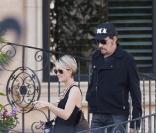 Johnny et Laeticia Hallyday le 3 janvier sortant de leur maison de Beverly Glen suivis de leurs deux poupées Jade et Joy