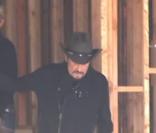 Johnny Hallyday et sa femme Laeticia montrent leur nouvelle maison en construction à Los Angeles à Jean Reno