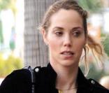 Elizabeth Berkley en pleine séance shopping à Los Angeles le 4 janvier 2010