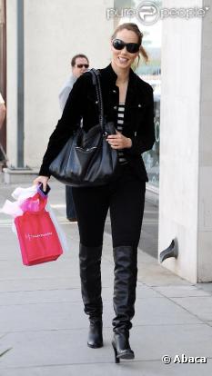 Elizabeth Berkley en pleine séance shopping à Los Angeles le 4 janvier 2010